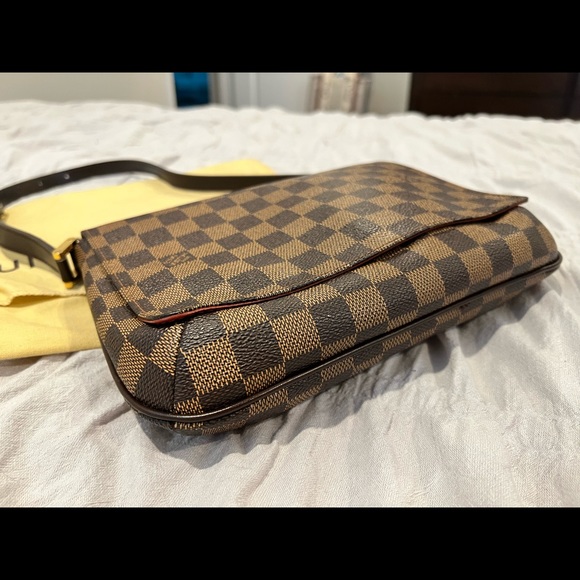 *SOLD* Louis Vuitton Musette Tango in Ebene - Picture 3 of 7
